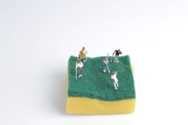 Mini figür süngerler golf oynuyor 