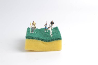 Mini figür süngerler golf oynuyor 