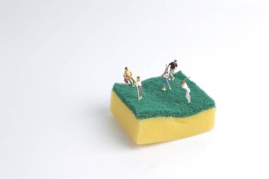 Mini figür süngerler golf oynuyor 