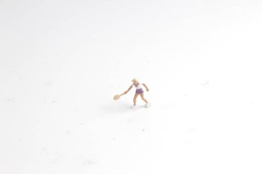 Küçük oyuncaklar Tenis beyaz tahta üzerinde oynamak.