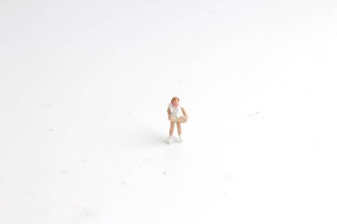 Küçük oyuncaklar Tenis beyaz tahta üzerinde oynamak.