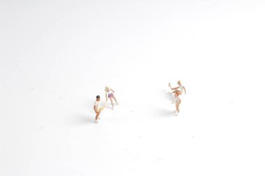 Küçük oyuncaklar Tenis beyaz tahta üzerinde oynamak.