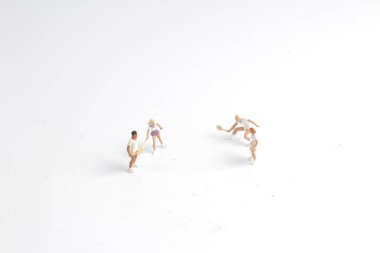 Küçük oyuncaklar Tenis beyaz tahta üzerinde oynamak.