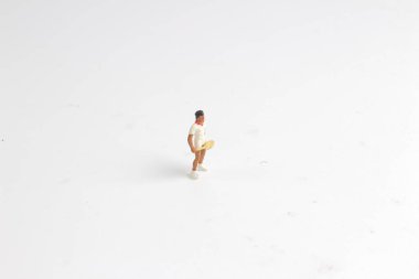 Küçük oyuncaklar Tenis beyaz tahta üzerinde oynamak.