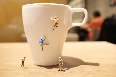 Kupa tırmanma mini küçük insanlarla dalga