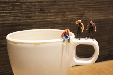 küçük bir derin dalgıç kadeh surata bekleyin