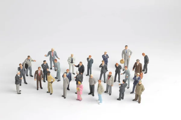 Mini grupo modelo de investidor em pé juntos isolado — Fotografia de Stock
