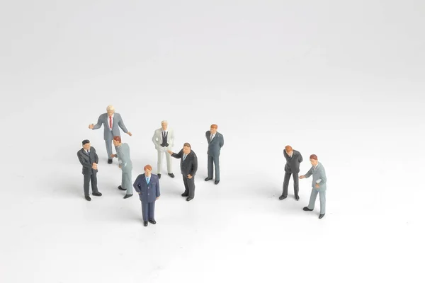 Mini gruppo modello di investitori in piedi insieme isolato — Foto Stock