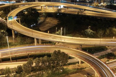 gece görünümü Modern şehir trafik otoyol ve köprü
