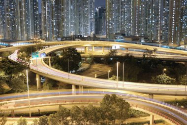 gece görünümü Modern şehir trafik otoyol ve köprü