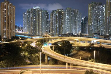 gece görünümü Modern şehir trafik otoyol ve köprü