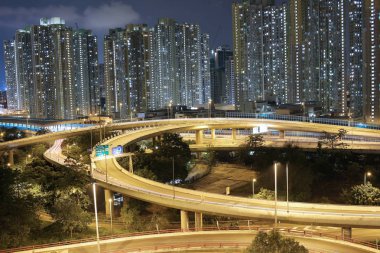 gece görünümü Modern şehir trafik otoyol ve köprü