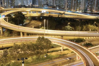 gece görünümü Modern şehir trafik otoyol ve köprü