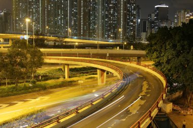 gece görünümü Modern şehir trafik otoyol ve köprü