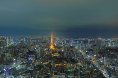 Büyükşehir manzarası ile görüldüğü gibi Tokyo tower 