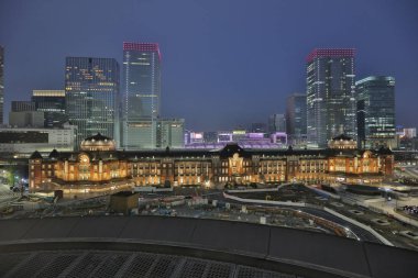 Tokyo İstasyonu bir gece görünümü