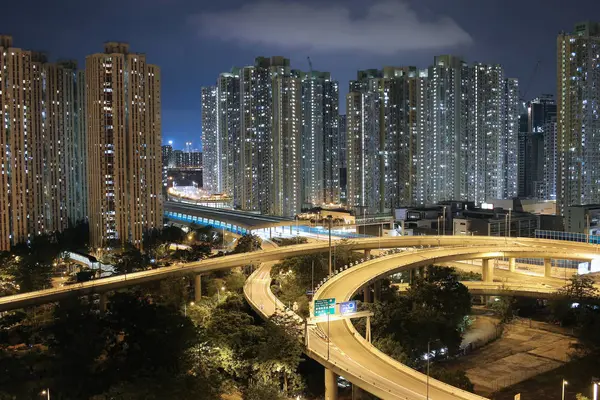 gece görünümü Modern şehir trafik otoyol ve köprü