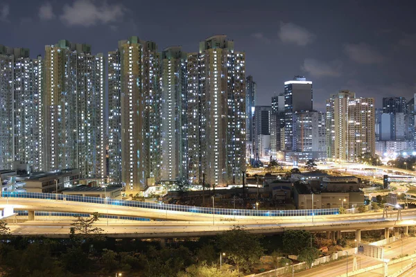 gece görünümü Modern şehir trafik otoyol ve köprü