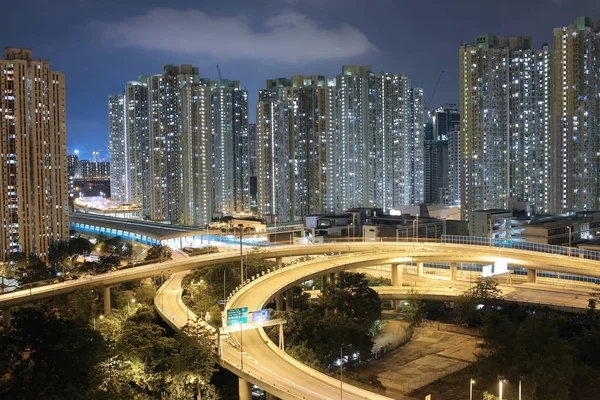 gece görünümü Modern şehir trafik otoyol ve köprü