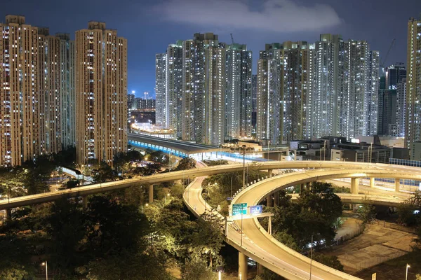 gece görünümü Modern şehir trafik otoyol ve köprü