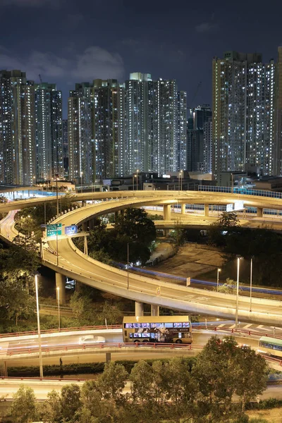 gece görünümü Modern şehir trafik otoyol ve köprü