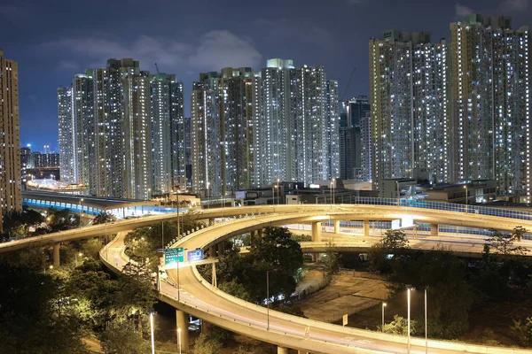 gece görünümü Modern şehir trafik otoyol ve köprü