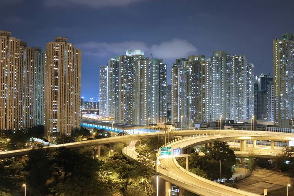 gece görünümü Modern şehir trafik otoyol ve köprü