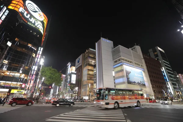 Landmarken av Ginza shoppingområdet på natten — Stockfoto