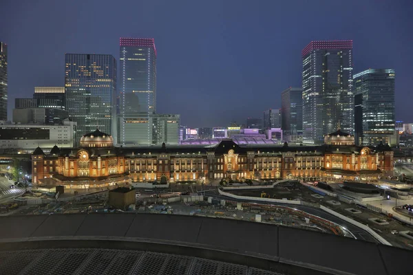 Tokyo İstasyonu bir gece görünümü