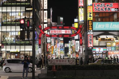 Kabuki-cho girişinde işaretleri işaretlemek