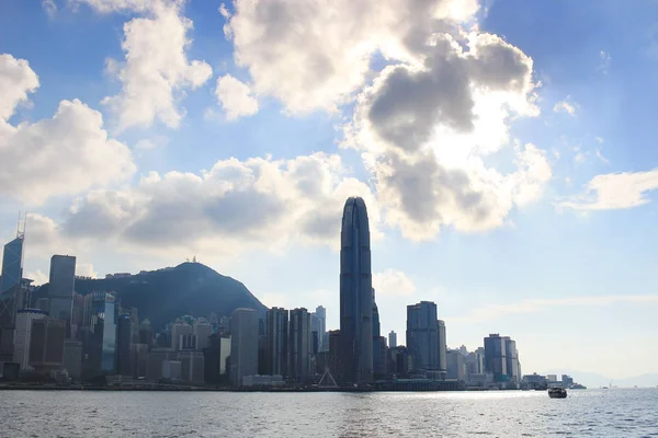 gün içinde Hong Kong Victoria Harbor mimarisi 