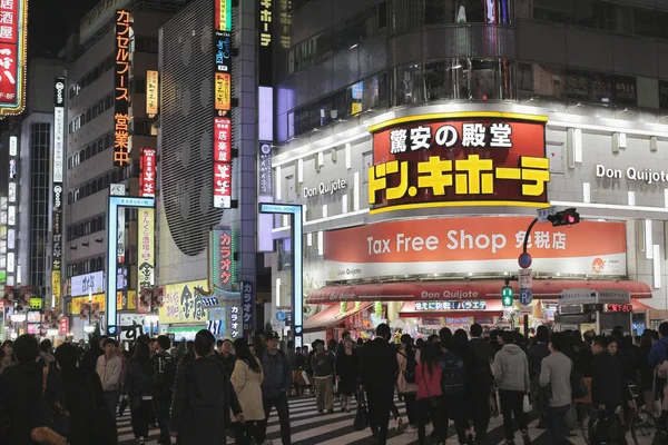 A Carteleras en el distrito de Shinjuku — Foto de Stock