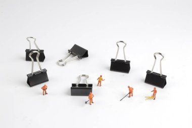 Küçük insanların işçi işgal izole beyaz tahta