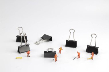 Küçük insanların işçi işgal izole beyaz tahta