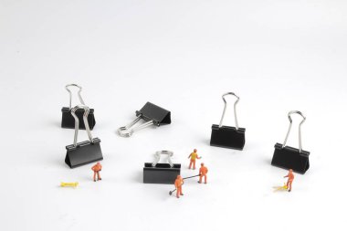 Küçük insanların işçi işgal izole beyaz tahta