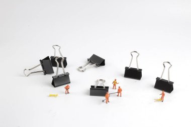 Küçük insanların işçi işgal izole beyaz tahta