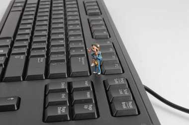 Backpackers üstünde tepe-in belgili tanımlık klavye. Makro fotoğraf