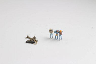 Min yürüyüşçü üzerinde beyaz baord sırt çantaları ile