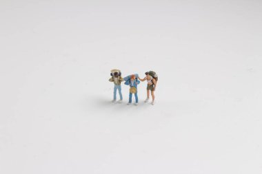 Min yürüyüşçü üzerinde beyaz baord sırt çantaları ile