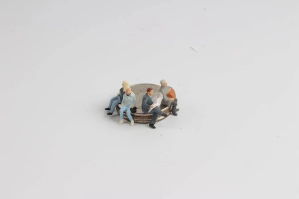 Gente negocio de concepto sentado en monedas — Foto de Stock