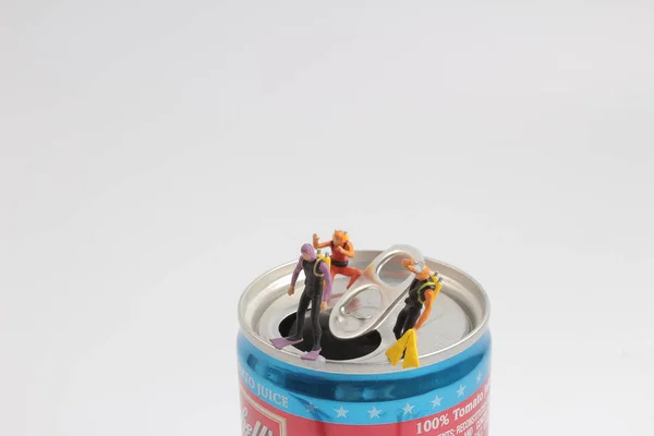 Pequeno mergulhador fica em uma lata de alumínio aberta — Fotografia de Stock