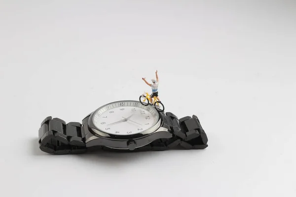 Zabawa, rysunek człowieka jeździć rowerze na zegarek — Zdjęcie stockowe