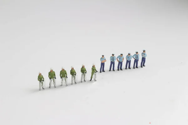 Grupo de la figura de la policía en pie — Foto de Stock