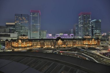 Tokyo İstasyonu bir gece görünümü