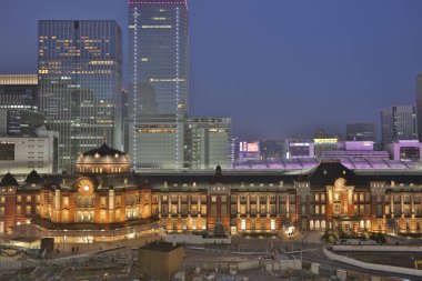 Tokyo İstasyonu bir gece görünümü