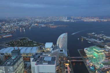 Yokohama Minatomirai alanının gece sahne