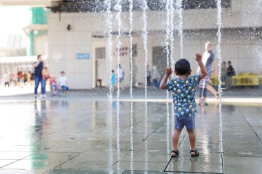 Çeşme bina cephe rekonstrüksiyon önerisi ile oynayan mutlu çocuk