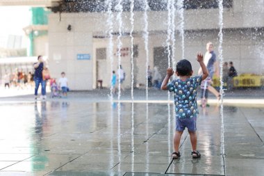 Çeşme bina cephe rekonstrüksiyon önerisi ile oynayan mutlu çocuk