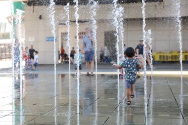 Çeşme bina cephe rekonstrüksiyon önerisi ile oynayan mutlu çocuk