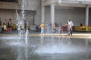 Çeşme bina cephe rekonstrüksiyon önerisi ile oynayan mutlu çocuk